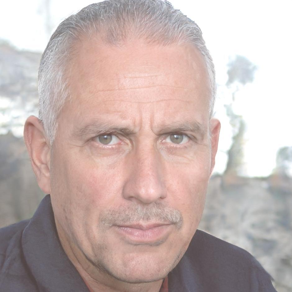 Carlos Mendoza, Director Financiero